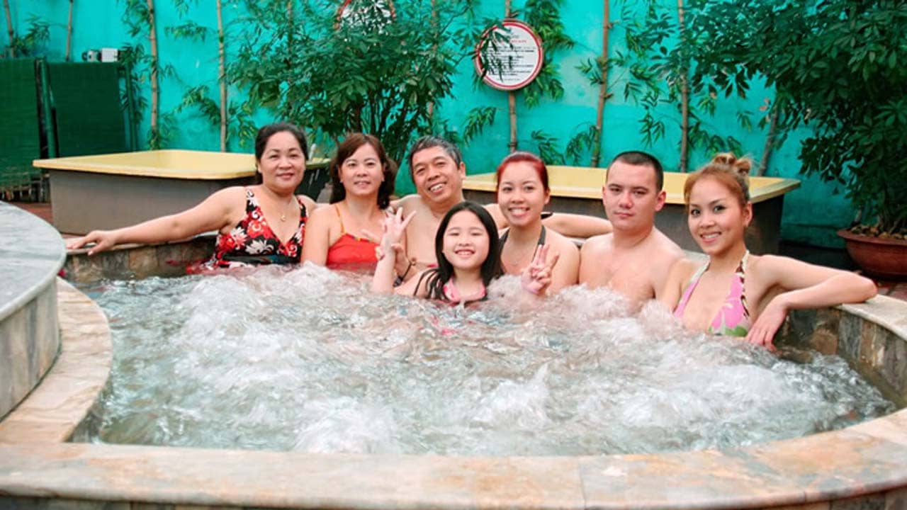 Cùng nhau ngâm mình, tắm nước của suối khoáng nóng tại Kênh Gà resort