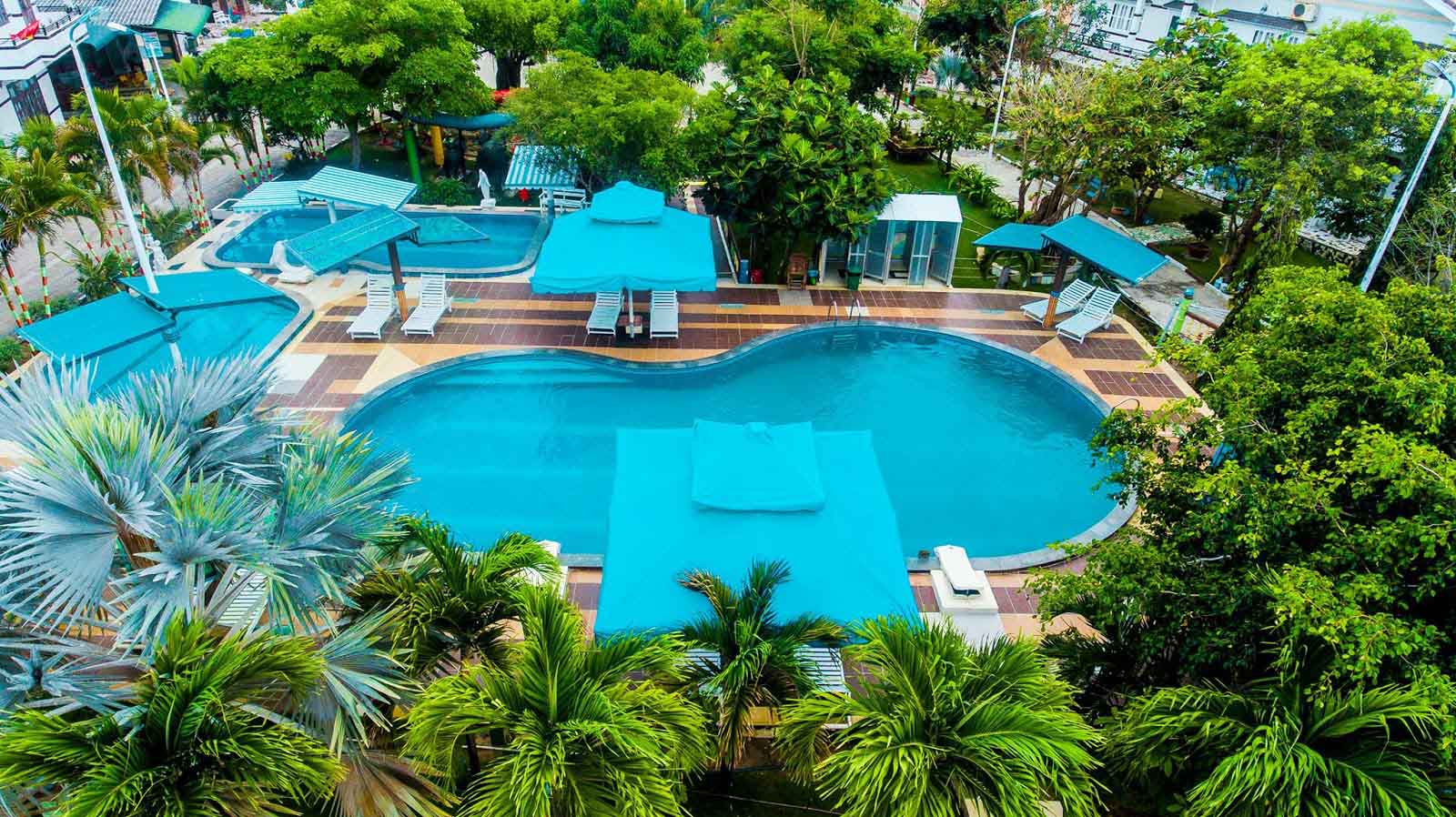 Không gian xanh mát, rộng rãi tại bể bơi của Ba Thật resort