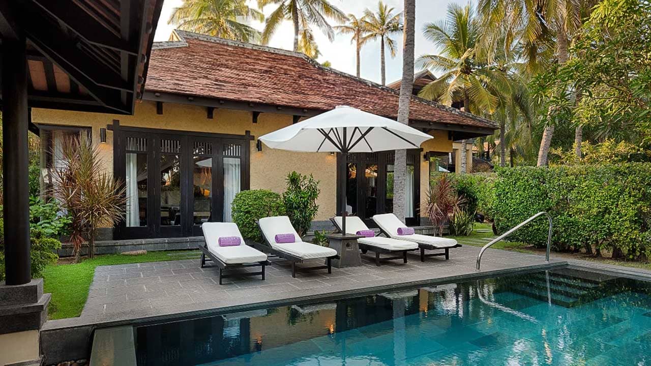 Mỗi villa của Anantara có hồ bơi riêng biệt với ghế nằm