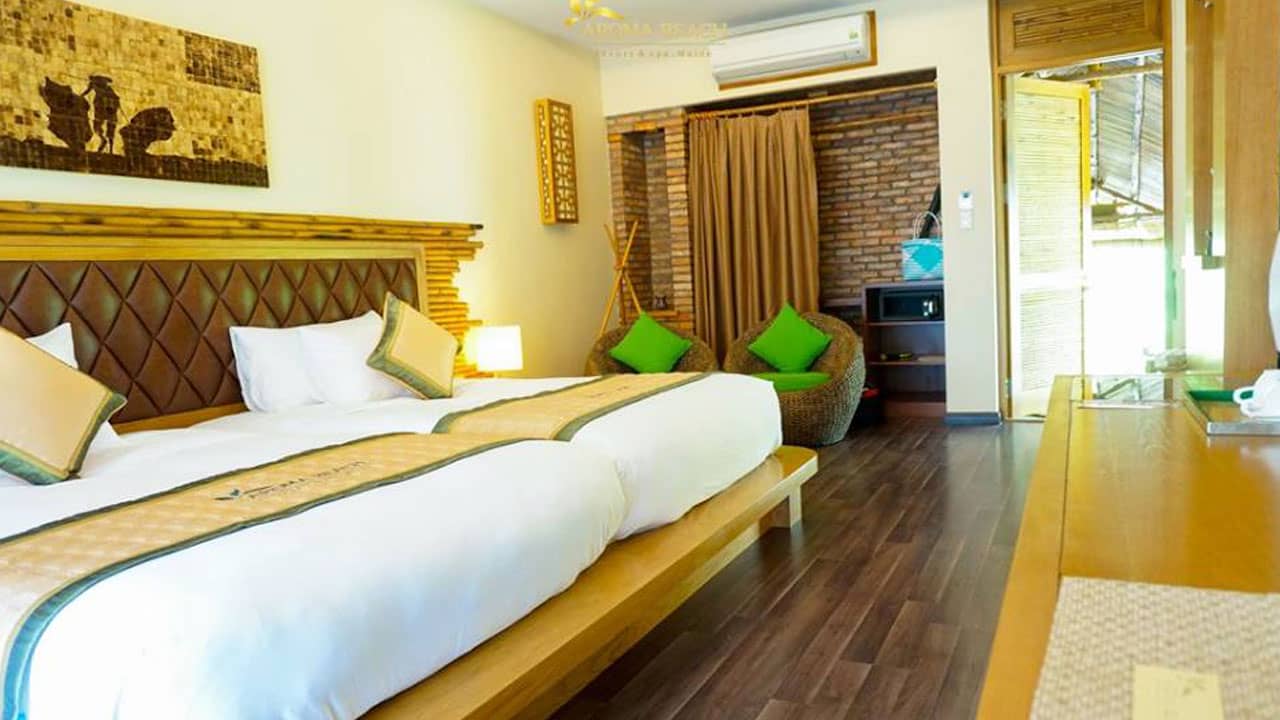 Phòng ngủ tại Aroma resort được trang trí với tông màu vàng - trắng chủ đạo