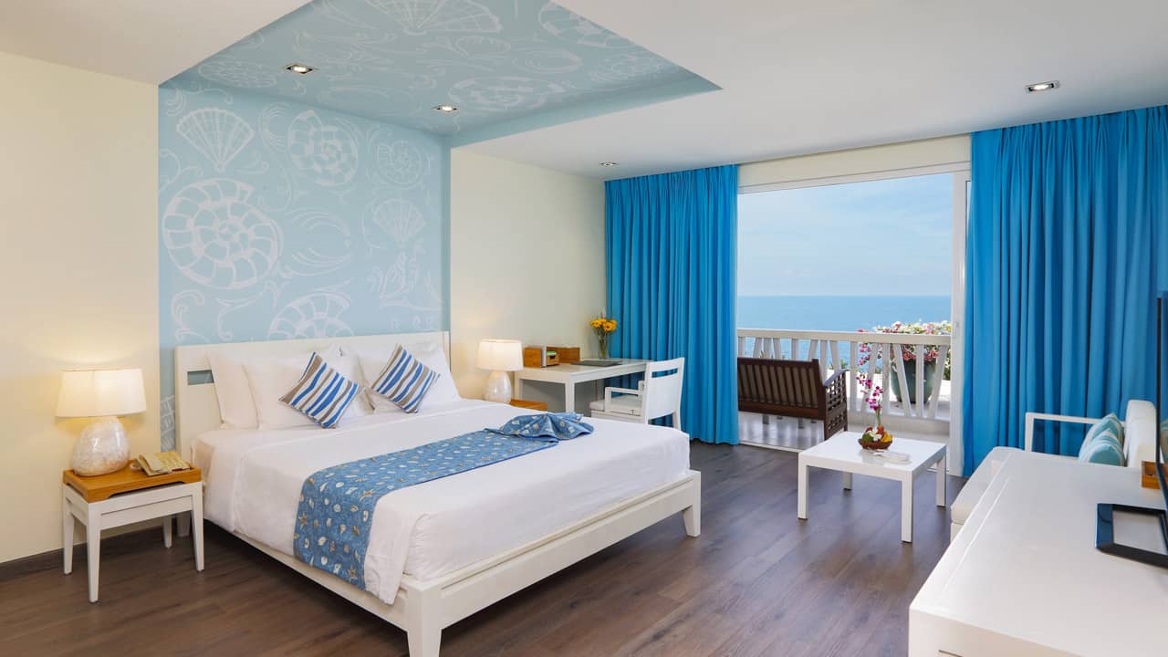 Phòng ngủ tại The Cliff được trang trí với gam màu xanh- trắng nhã nhặn