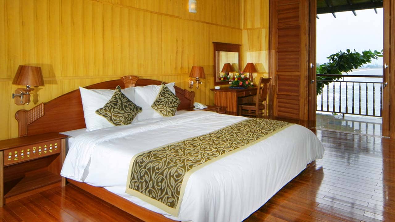Nội thất tại Royal Hotel & Healthcare resort Quy Nhơn với gam màu gỗ vàng 