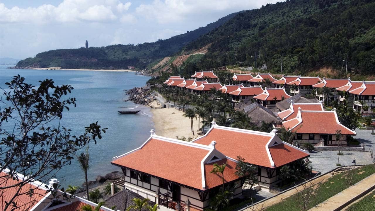 Sơn Trà resort được thiết kế với mái nhà theo lối kiến trúc nhà Bắc bộ
