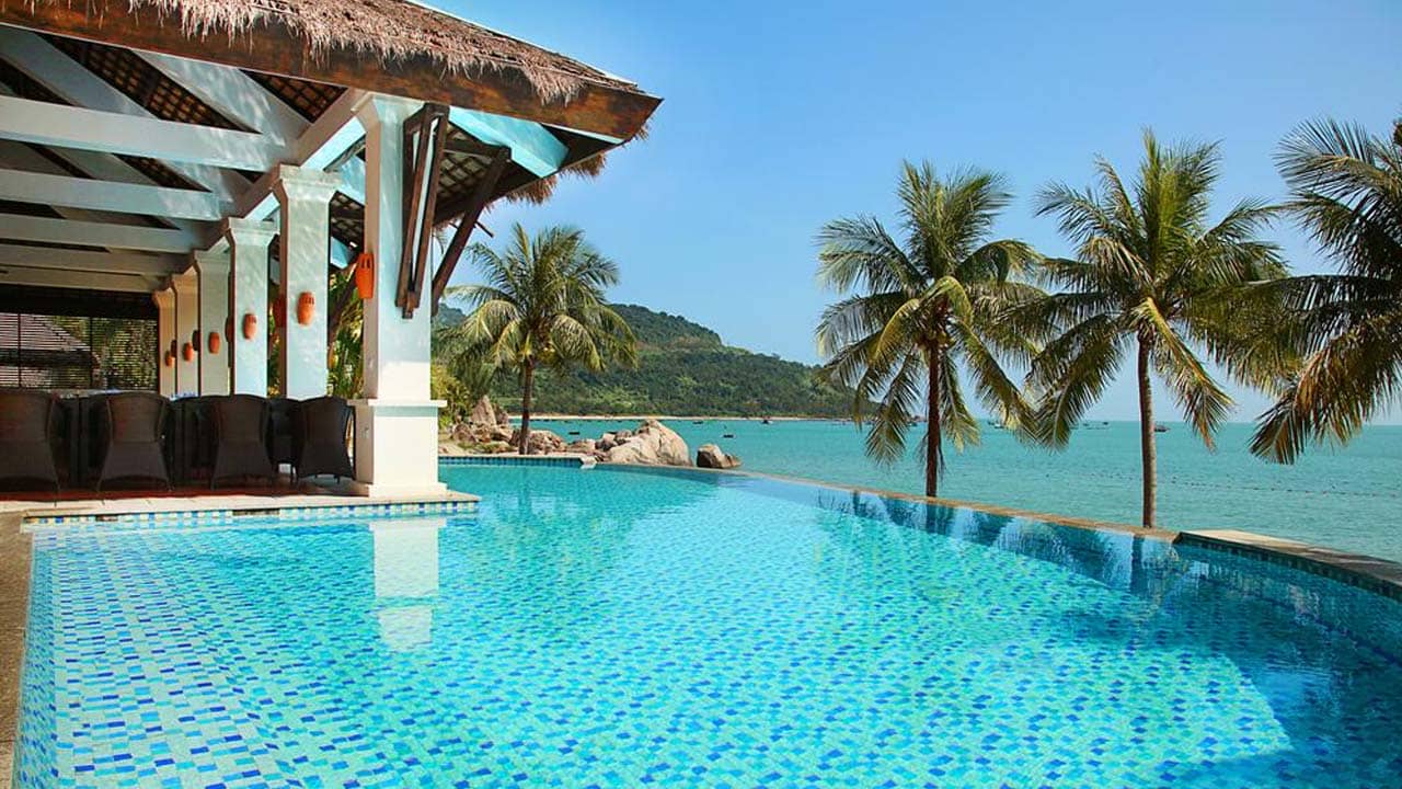 Bể bơi với làn nước trong vắt tại Sơn Trà resort