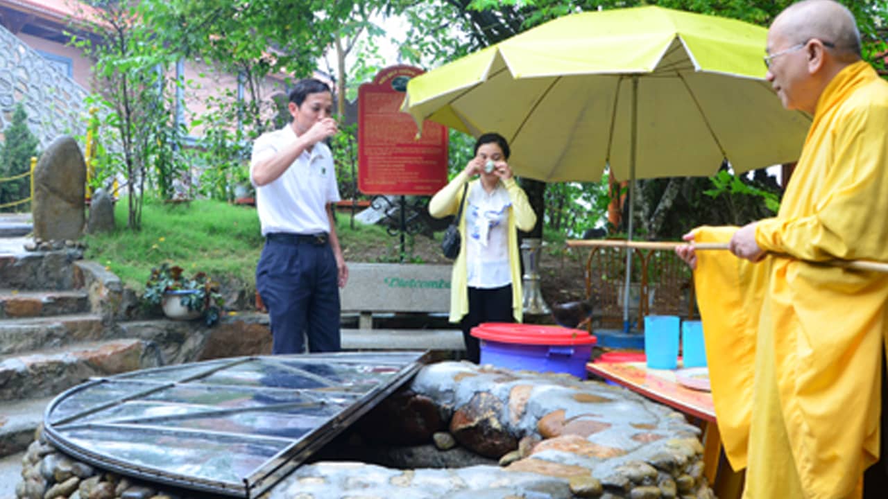 Du khách tới chùa Ba Vàng uống nước ở giếng thần cổ. Nguồn: Internet