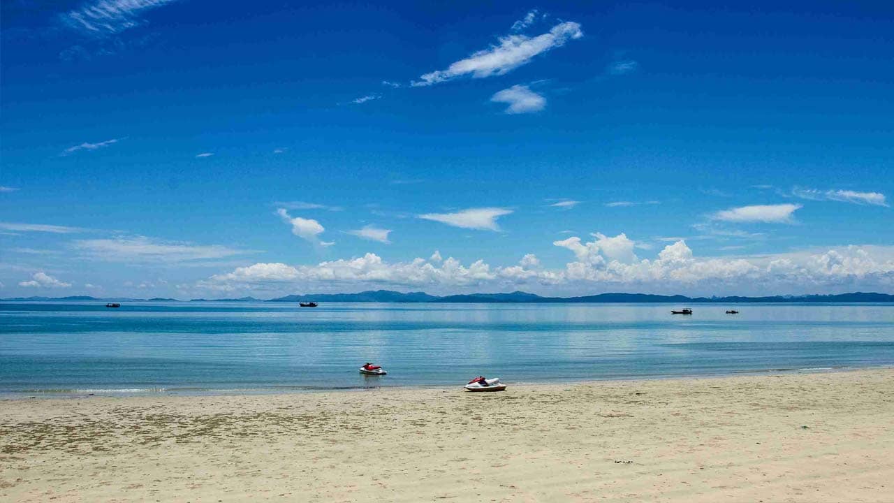 Bãi biển Hồng Vàn êm đềm tại đảo Cô Tô. Nguồn: Internet