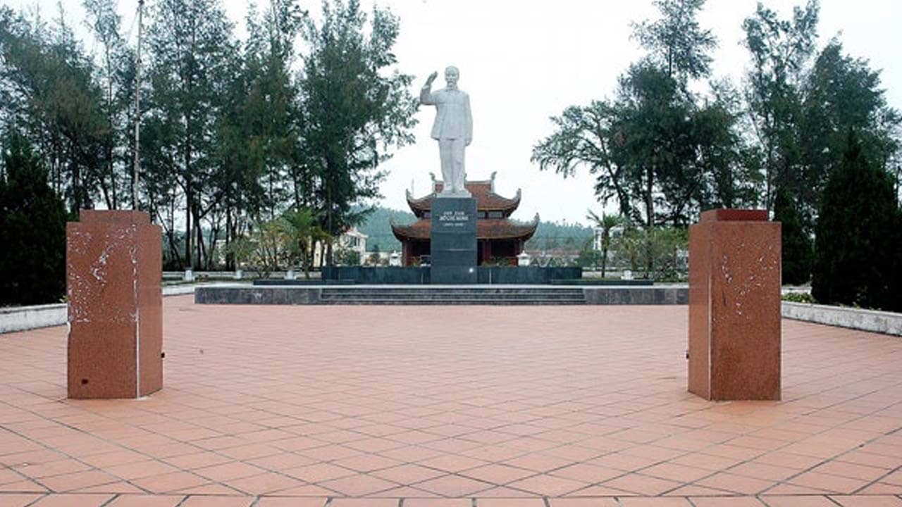 Khu tượng đài Chủ tịch Hồ Chí Minh - Địa điểm du lịch Cô Tô dành cho những du khách thích tìm hiểu về văn hóa - lịch sử. Nguồn: Internet