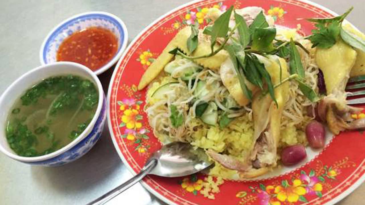 Cơm gà Phú Yên được nấu với nước luộc gà, thêm chút nghệ xay nhỏ để tạo màu vàng bắt mắt.