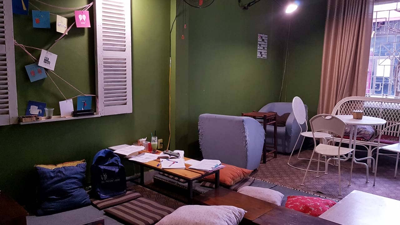 Không gian thân thiện và ấm cúng tại quán cafe sách Hà Nội Bookn' Coffee. Nguồn: Internet