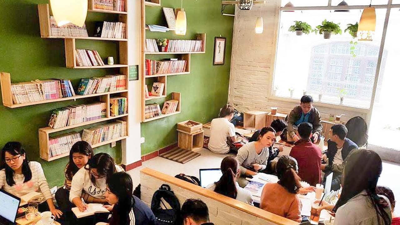Cafe sách Hà Nội Bookn' Coffee mang đến không gian lý tưởng cho các bạn trẻ tụ tập. Nguồn: Internet