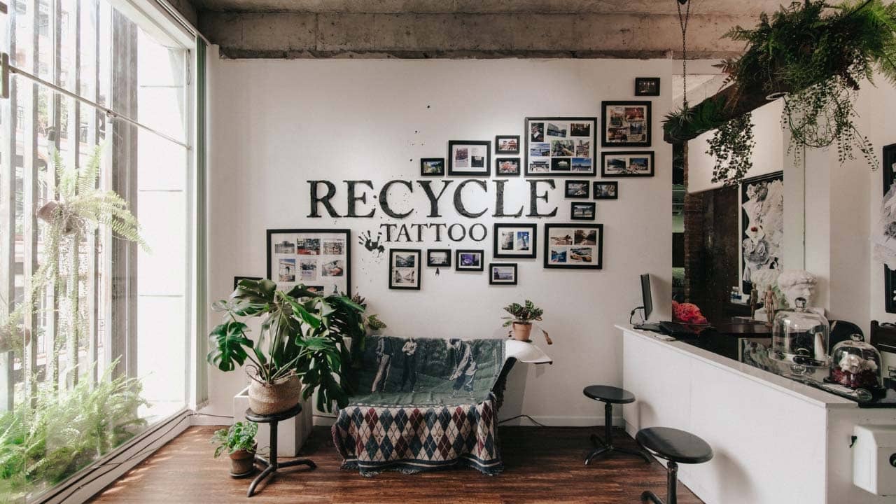 Không gian tại Recycle Bin Tattoo khá mộc mạc và hầu hết tất cả các vật dụng trang trí, nội thất toàn là đồ tái chế