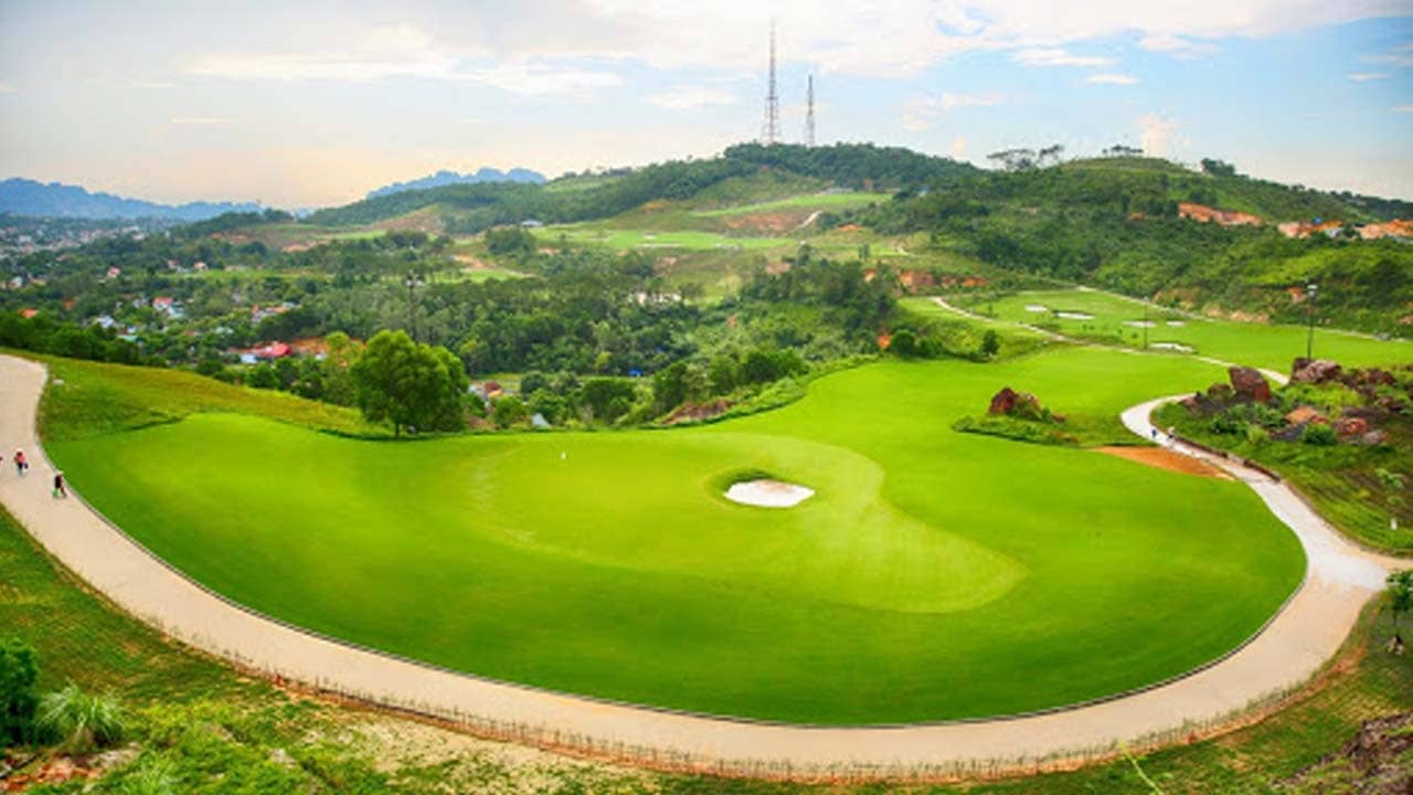 Khung cảnh bao la tuyệt đẹp du khách được chiêm ngưỡng trên sân golf. Nguồn: Internet