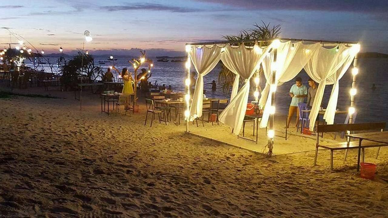 Khu vực bãi biển phía trước homestay dành cho du khách nghỉ ngơi và tổ chức vui chơi, ăn uống. Nguồn: Internet