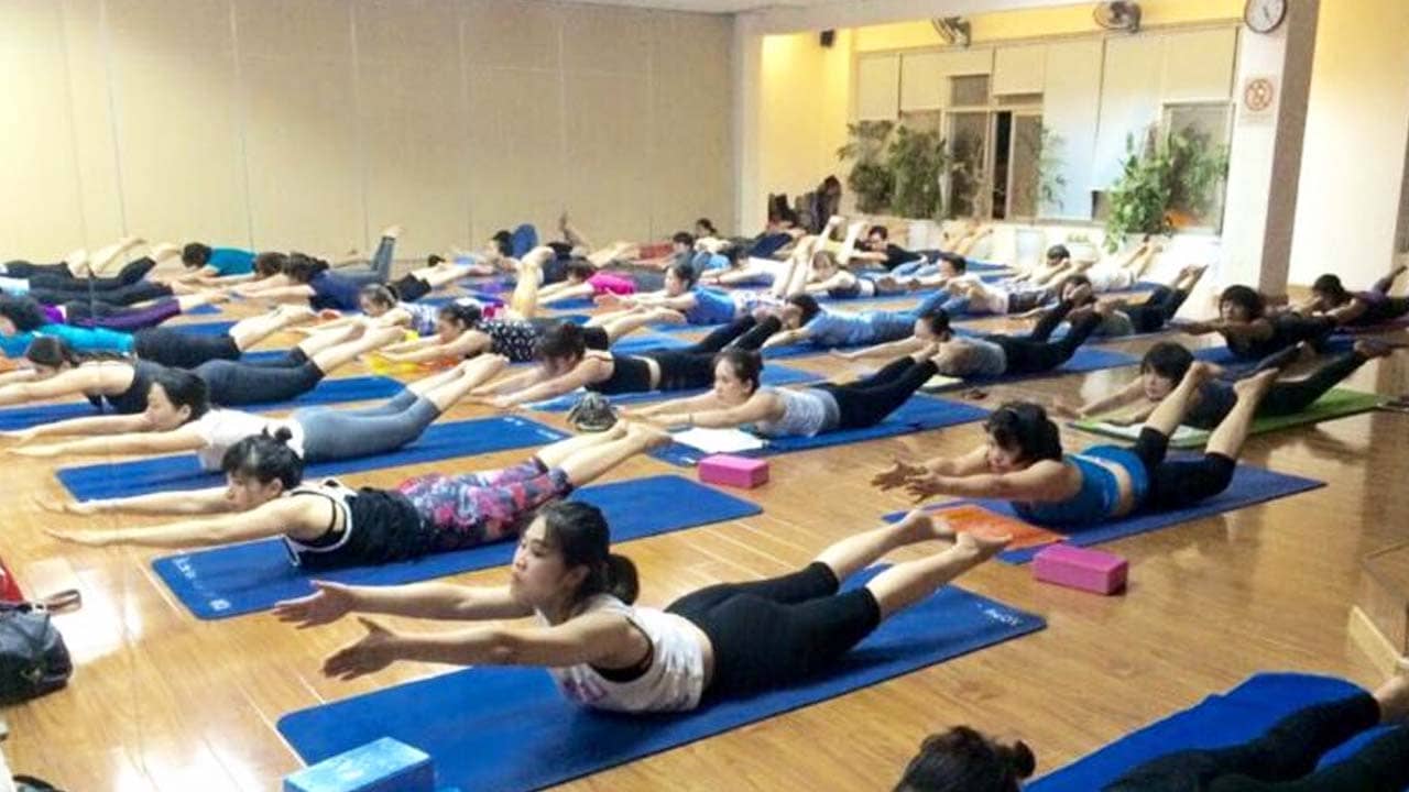 Yoga Ananda Hà Nội với mức giá ưu đãi cho người dưới 22 tuổi thu hút rất nhiều bạn trẻ tới tập. Nguồn: Internet