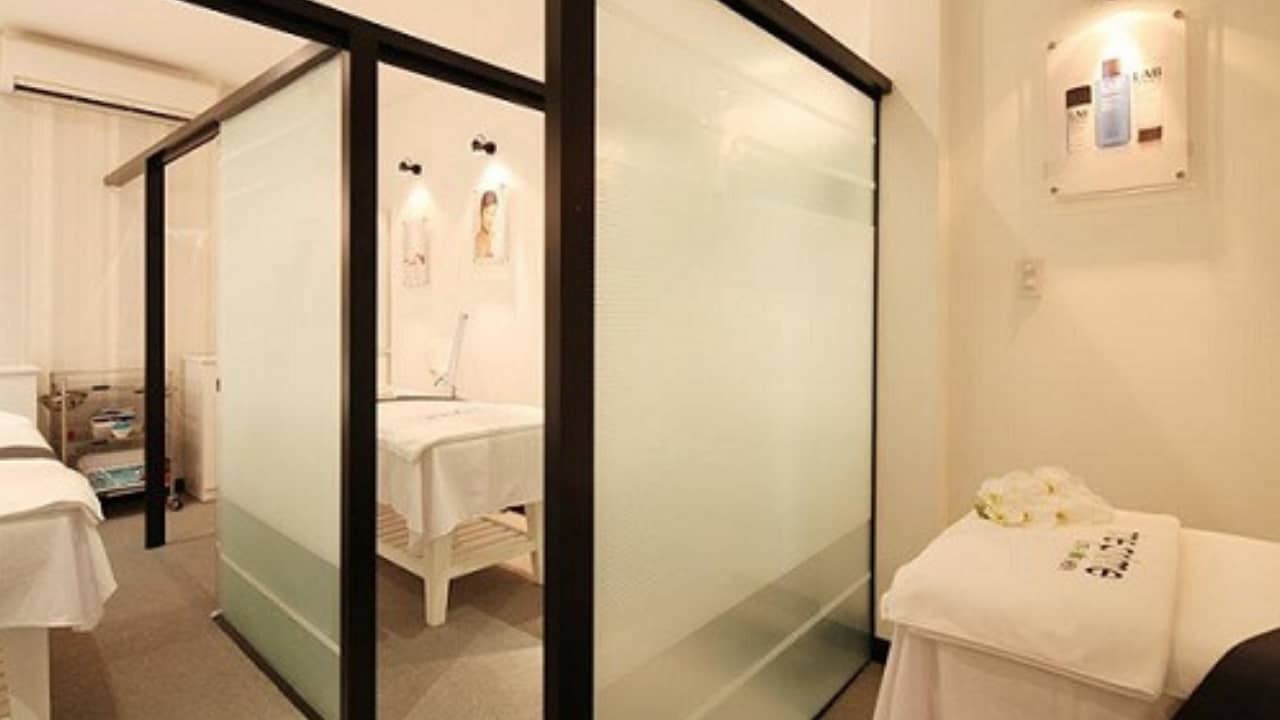 Các phòng massage được thiết kế hiện đại, đơn giản tạo cảm giác thư giãn nhẹ nhàng