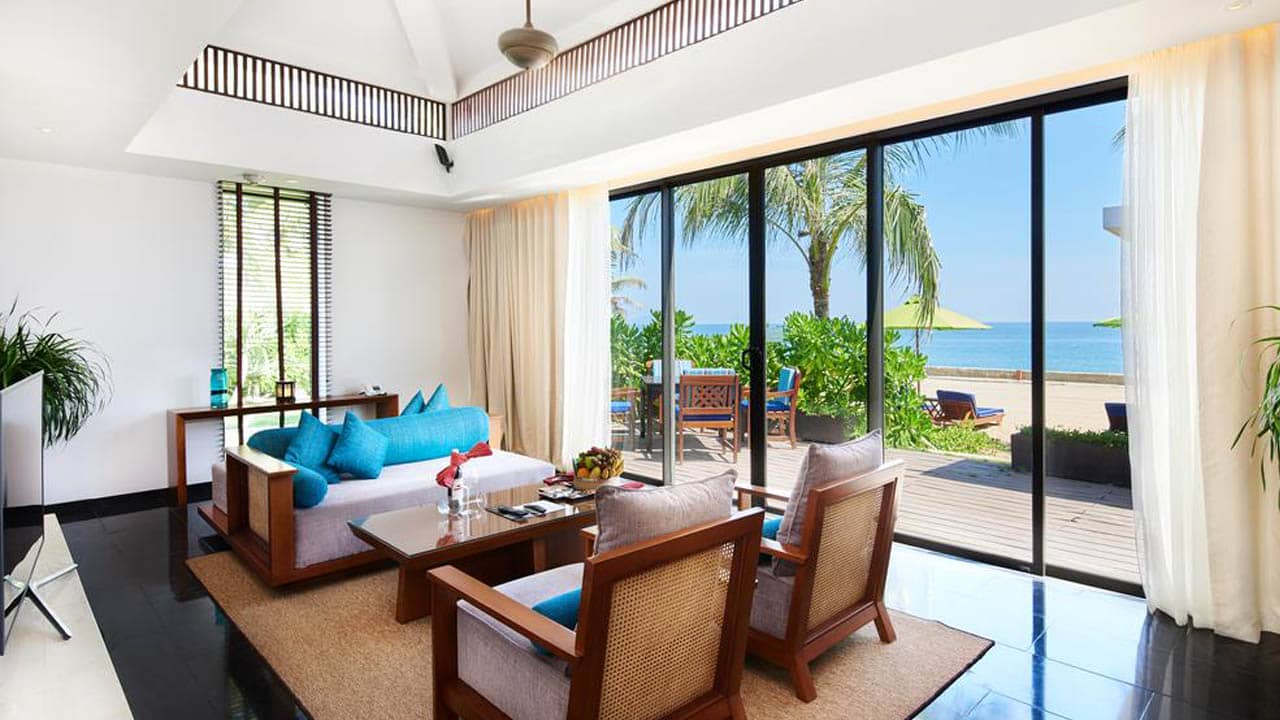 Phòng khách tại villa của resort với cửa kính nhìn thẳng ra biển