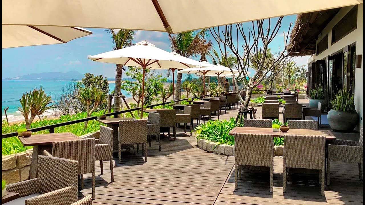 Không gian ngoài trời tại nhà hàng của Crown Retreat resort Quy Nhơn