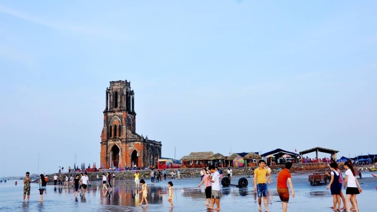 Nhà thờ đổ ngay sát bãi biển ở Hải Thịnh - Nam Định