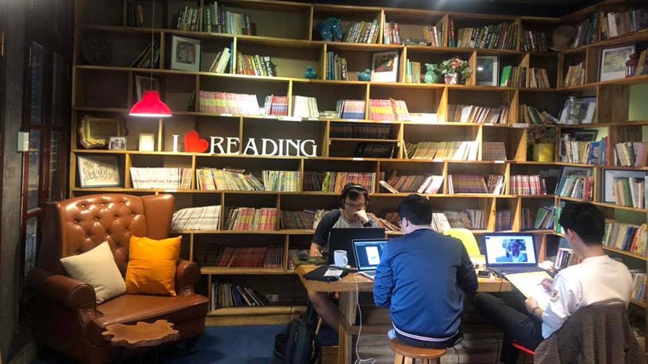 Phòng đọc sách yên tĩnh, ánh sáng nhẹ tại Hoa 10 Giờ Cafe là không gian học và làm việc hiệu quả. Nguồn: Internet