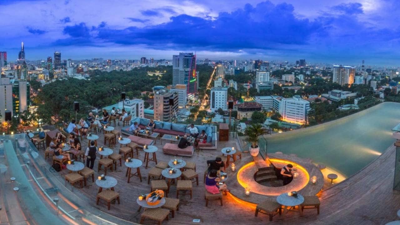Rooftop pool cafe tại Hotel Des Arts Saigon