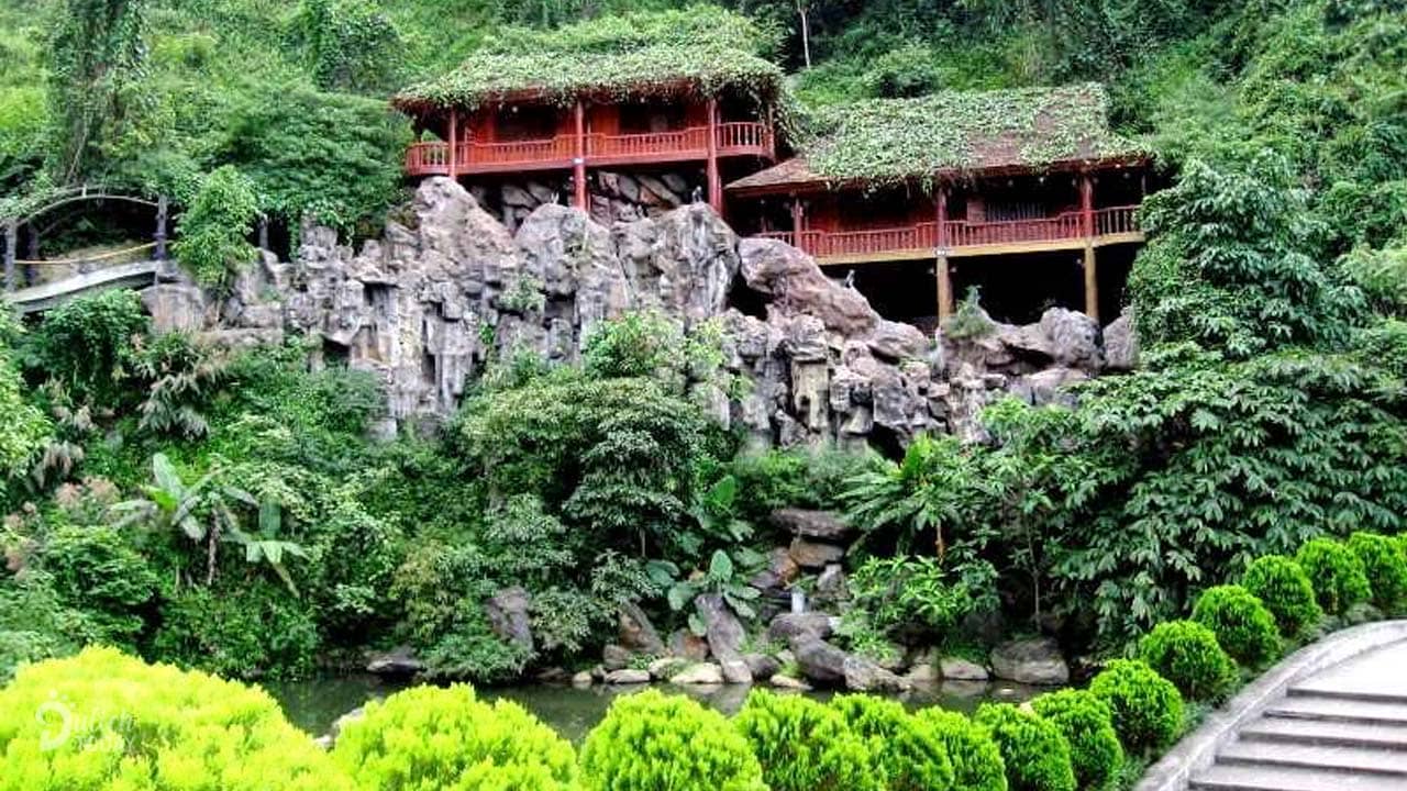 Khu nhà sàn Thiên Sơn - Suối Ngà Resort nằm len lỏi giữa những rặng đá và sườn đồi đầy cây xanh. Nguồn: Internet