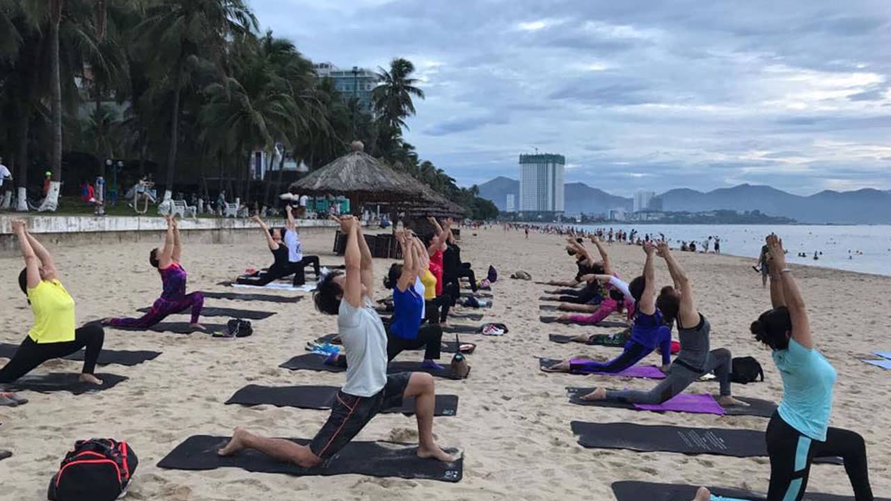 Tiết học ngoài trời của học viên yoga California finess & yoga Nha Trang