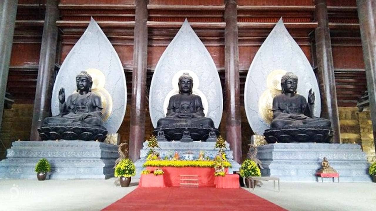 Điện Tam Thế ở chùa Tam Chúc với ba pho tượng Phật đẹp tráng lệ