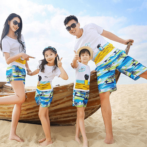 Set trang phục phù hợp cho cả gia đình và hợp với khung cảnh nơi biển xanh cát trắng nắng vàng kết hợp với áo phông họa tiết giúp cho chuyến đi của gia đình bạn trọn vẹn và hoàn hảo hơn