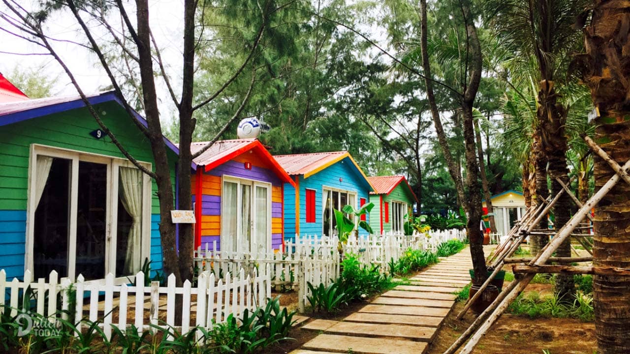 Những căn Beach Huts nhỏ xinh phù hợp cho nhóm 2-3 người đầy màu sắc