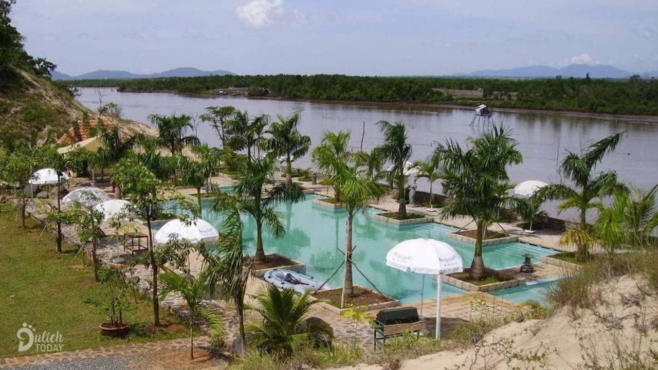 Resort nằm ngay bên bờ sông Ray với tầm nhìn tuyệt đẹp ra một vùng sông nước nên thơ