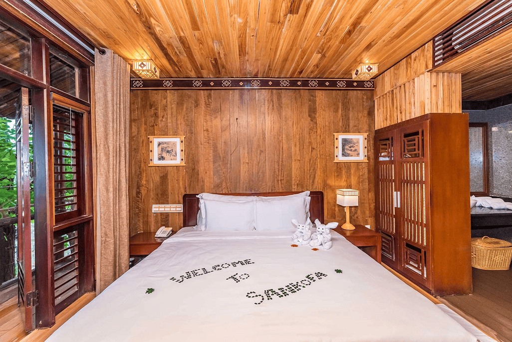 Phòng ngủ với gam màu trầm ấm và mang nét cổ xưa