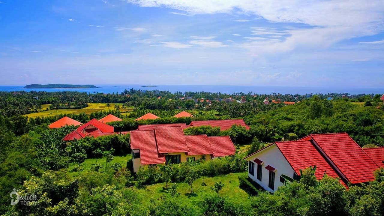Vietstar Resort Phú Yên nằm trên đồi với view tuyệt đẹp nhìn ra biển
