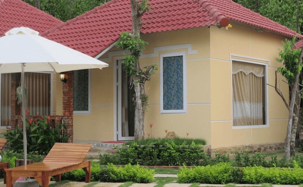 Bungalow gồm 1 phòng nghỉ đơn 2 giường hoặc giường đôi được bố trí giữa mảnh vườn xanh trong khuôn viên biệt thự