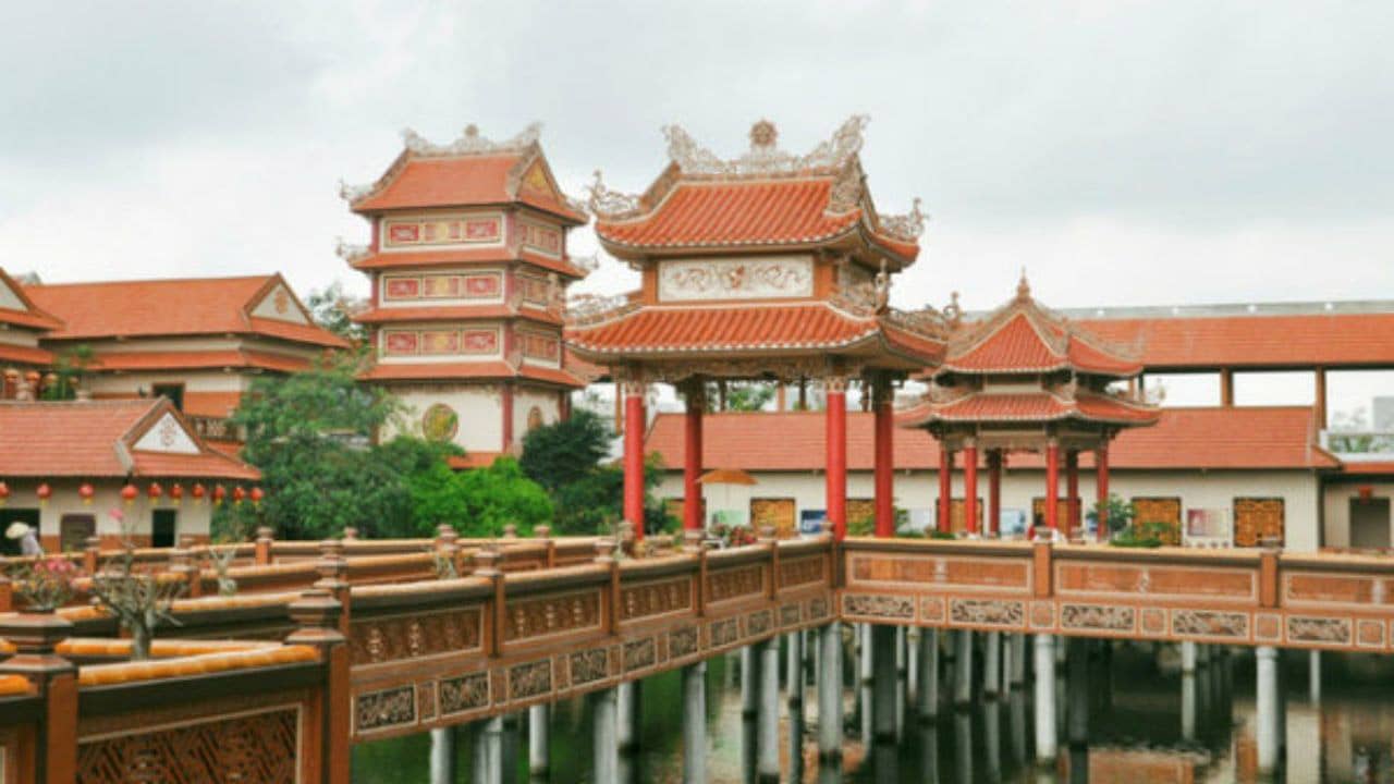 Chùa Nam Sơn Đà Nẵng có thiết kế kiến trúc độc đáo và ấn tượng. Nguồn: Internet