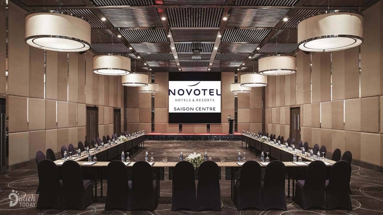 Khách sạn Novotel Saigon - địa điểm tổ chức sự kiện Sài Gòn với phòng sự kiện được trang bị thiết bị âm thanh ánh sáng hiện đại