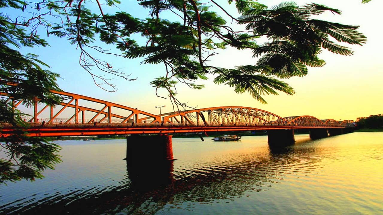 Cầu Tràng Tiền -biểu tượng của thành phố Huế