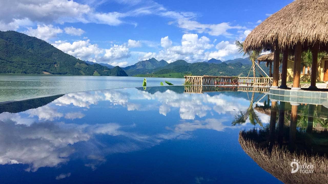 Ban ngày, bể bơi trong xanh phản chiếu cả mây trời càng khiến cho khung cảnh giữa lòng hồ Hòa Bình hữu tình hơn bao giờ hết