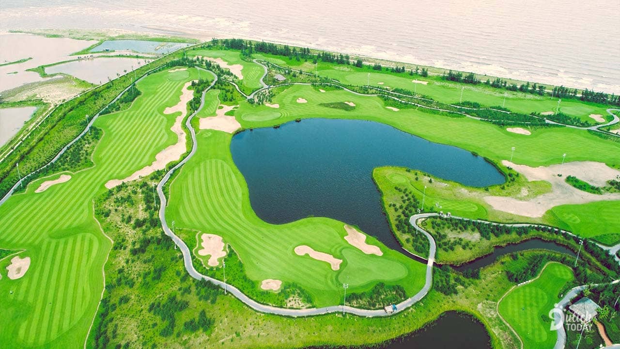 Sân golf 18 lỗ chuẩn quốc tế nằm bên bờ biển thuộc quần thể nghỉ dưỡng FLC Sầm Sơn sẽ là nơi diễn ra vòng chung kết giải đấu