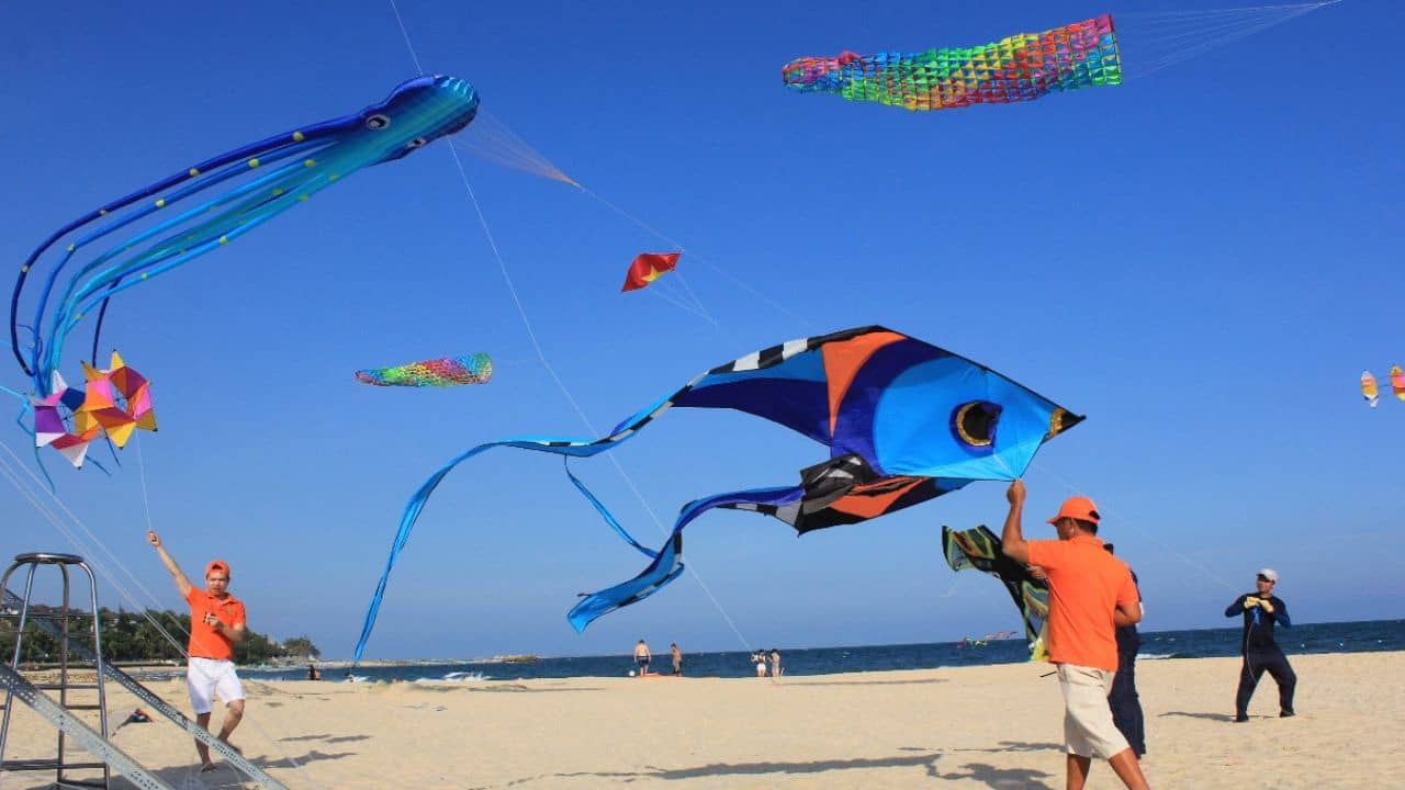 Lễ hội Diều được tổ chức hàng năm trên bãi biển 