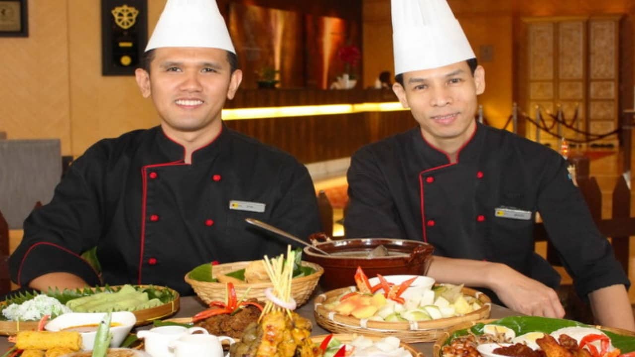 Hai đầu bếp chính đến từ Malaysia là Amar Bin Abdul Rahim và bếp trưởng Bếp bánh Mohd Ghouse Bin Ishak