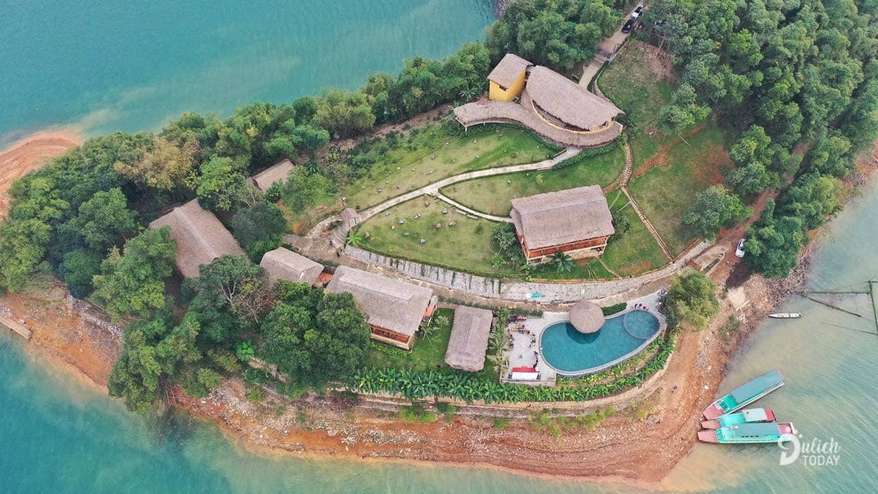 Mai Châu Hideaway Resort nằm giữa hồ thủy điện Hòa Bình nhìn từ trên cao xuống