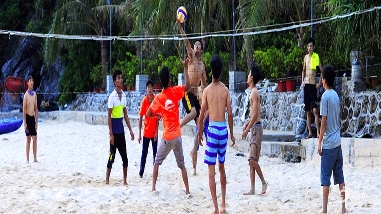 Chơi bóng chuyền ở Monkey Island Resort 