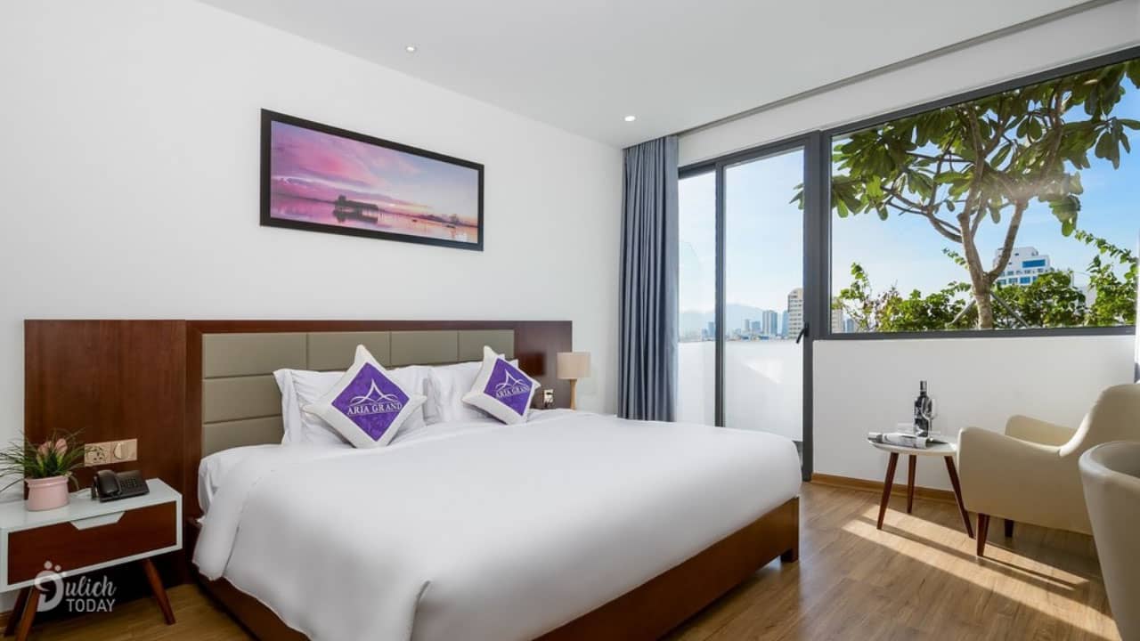 Phòng ngủ tiện nghi với view cực đẹp tại Aria Grand Hotel 