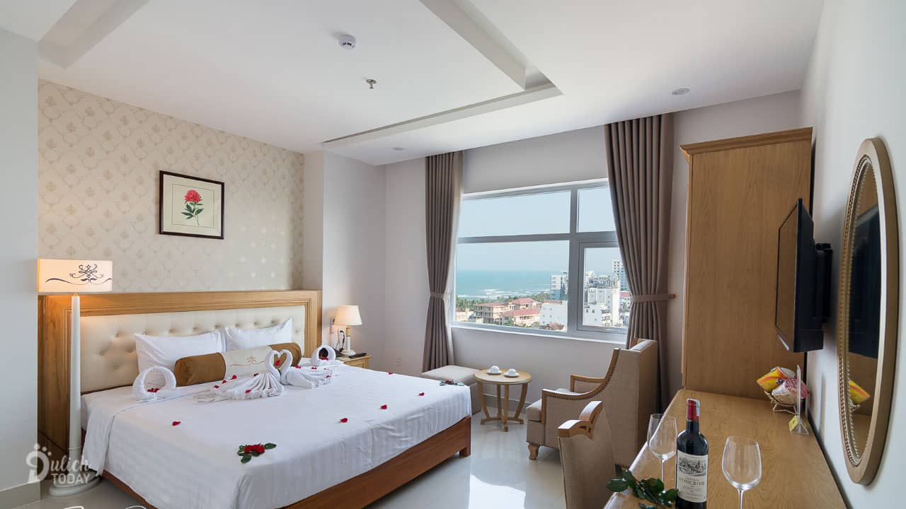 Phòng ngủ với view hướng biển tại Royal Family Hotel