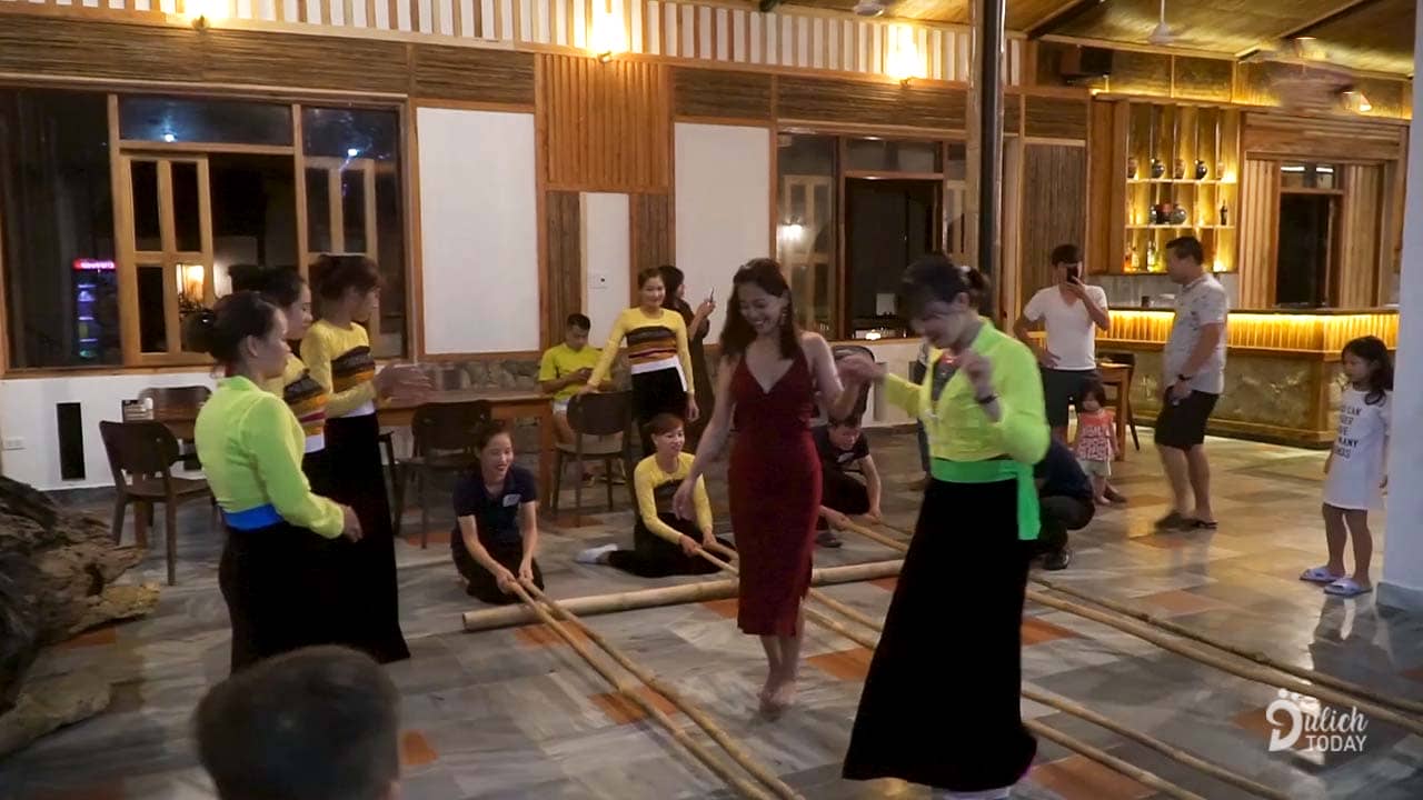 Cùng múa sạp với người dân tộc Mường ở Ba Khan Resort