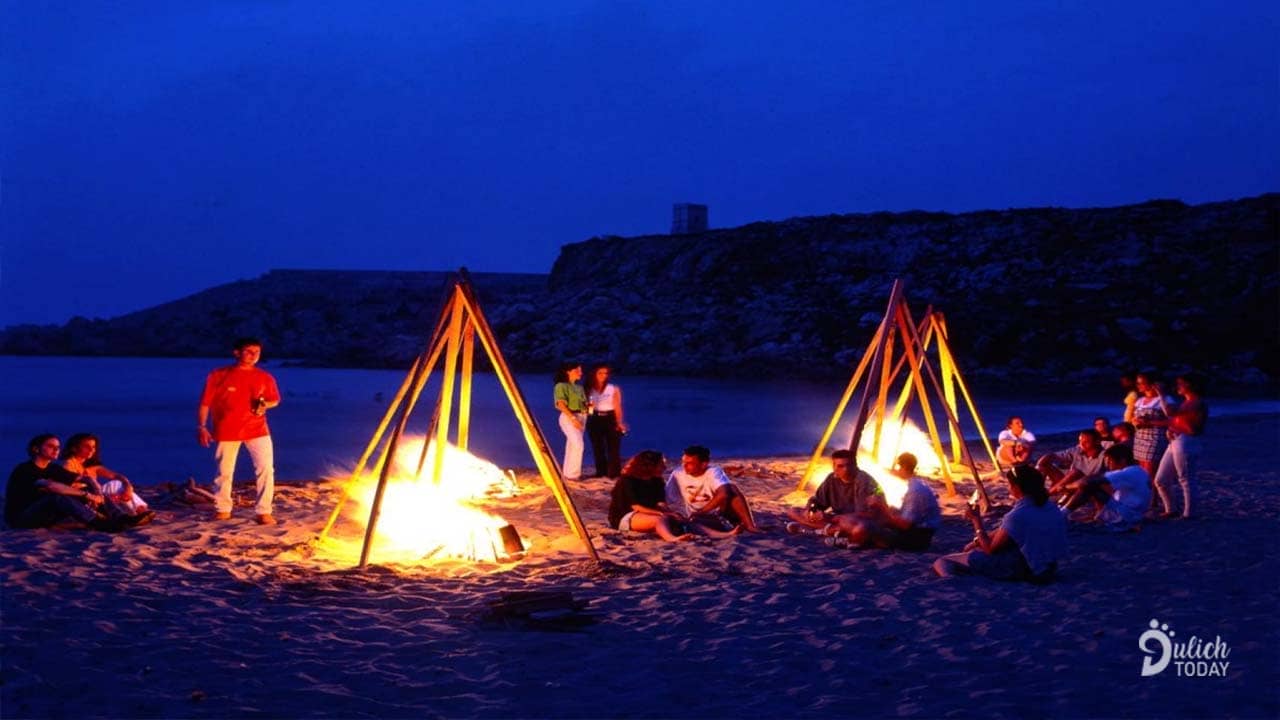 Du khách quây quần quanh lửa trại trên bãi biển Kỳ Nam Resort Cần Giờ