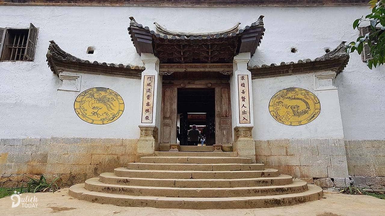 Cổng vào dinh thự vua Mèo tại Hà Giang