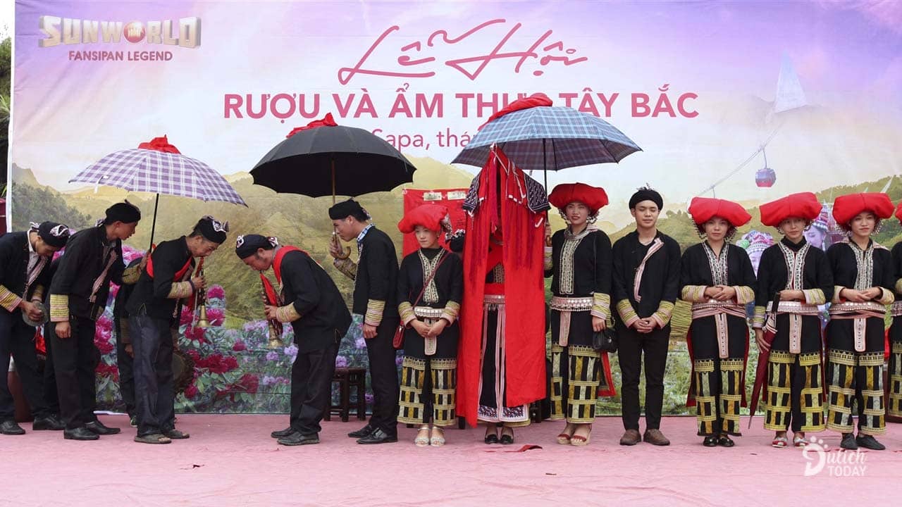 Chương trình tái hiện lại đám cưới người Dao trong lễ hội Ẩm thực Tây Bắc 2019