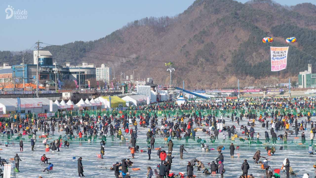 Địa điểm du lịch Hàn Quốc mùa đông - lễ hội câu cá trên băng Hwancheon
