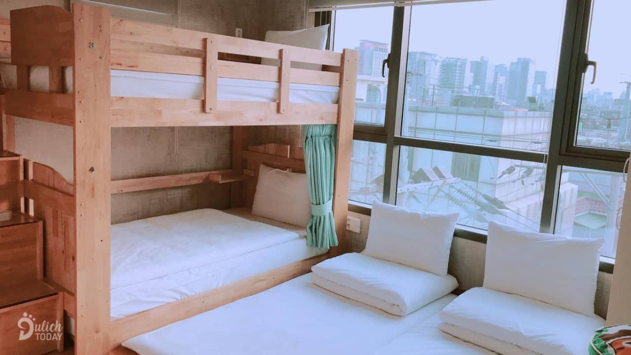 Để du lịch Hàn Quốc tự túc tiết kiệm chi phí nên ở các phòng dorm